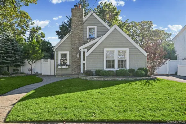 76 Powell Place, Farmingdale, NY 11735
