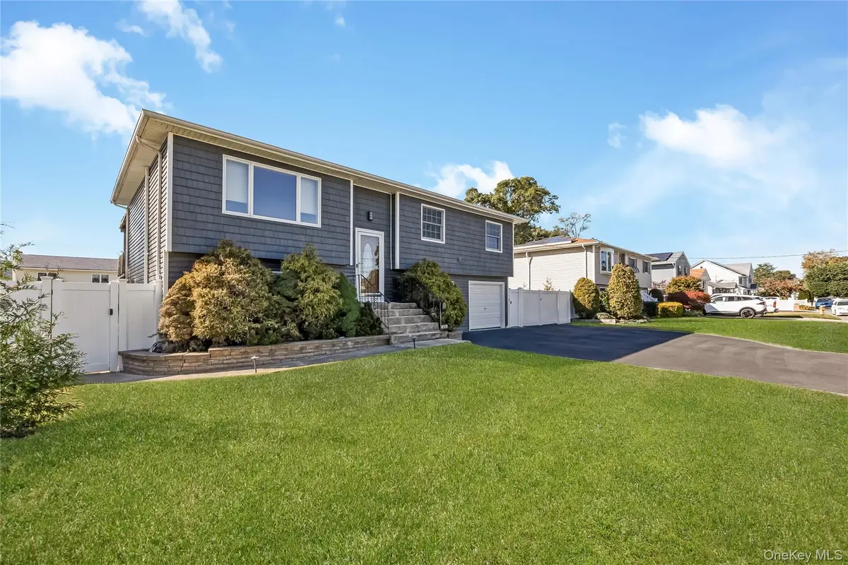 655 Molloy Street, Copiague, NY 11726 - #1