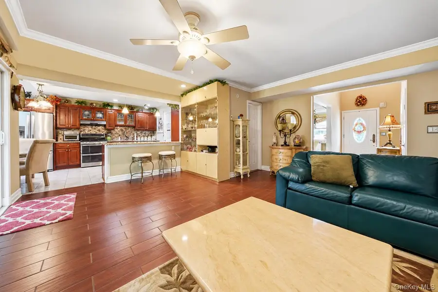 527 Race Place, Oakdale, NY 11769 - #3