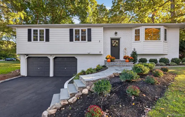 17 Peacock Lane, Commack, NY 11725