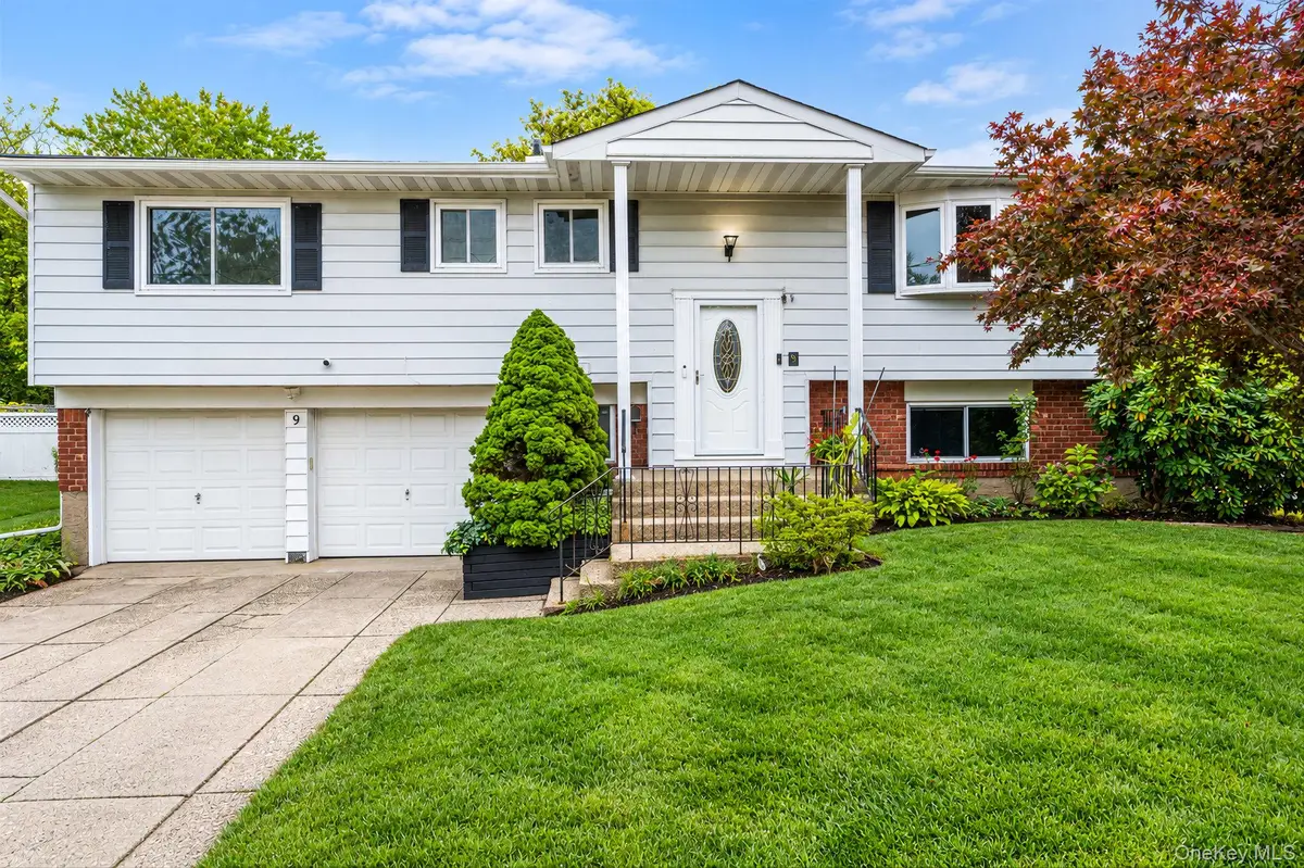 9 Thorman Lane, North Babylon, NY 11703 - #1