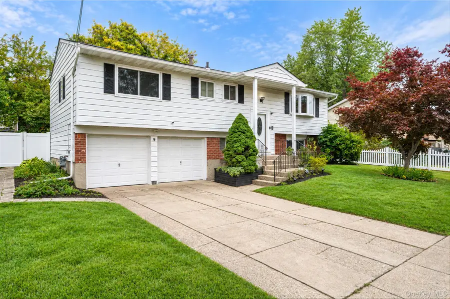 9 Thorman Lane, North Babylon, NY 11703 - #2