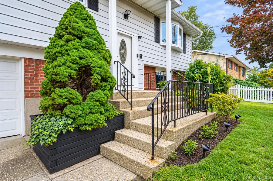 9 Thorman Lane, North Babylon, NY 11703 - #3