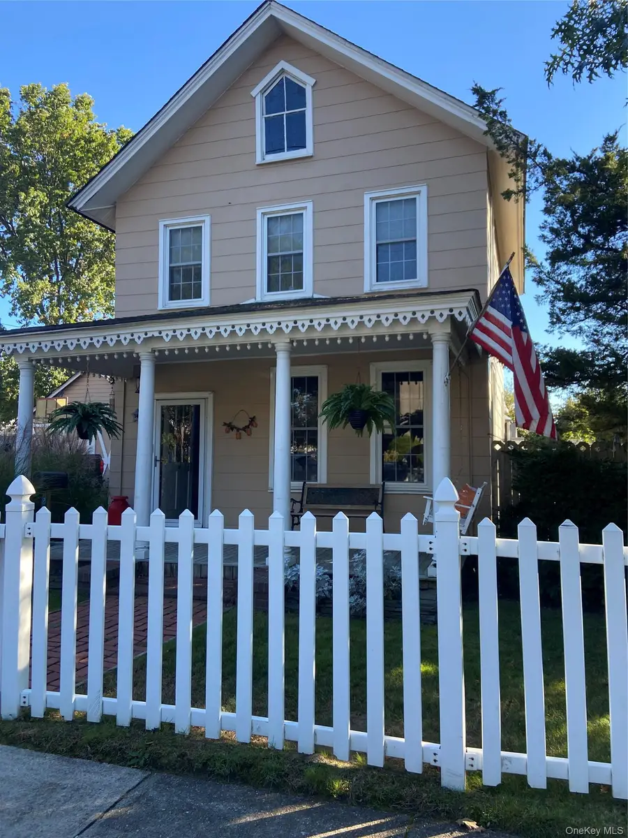 22 Grant Avenue, Farmingdale, NY 11735 - #2