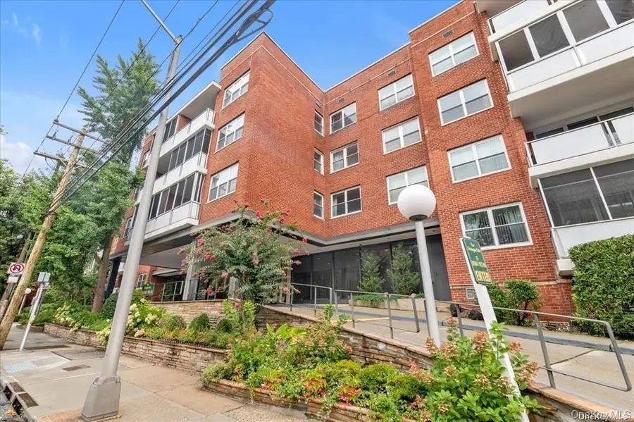 1 Kensignton Gate #209, Great Neck, NY 11021 - #2
