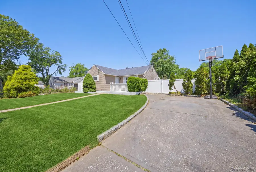 25 E Maple Street, Central Islip, NY 11722 - #3