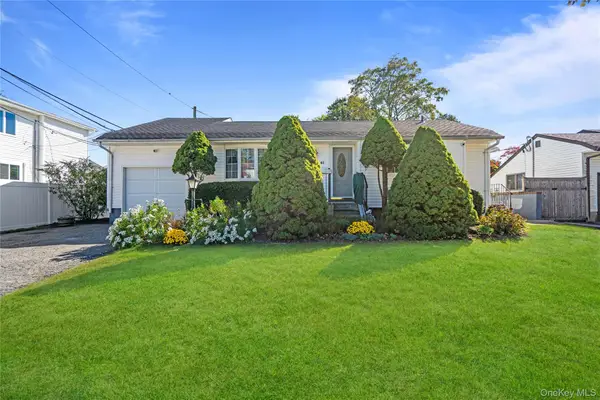 41 Spinner Lane, Commack, NY 11725