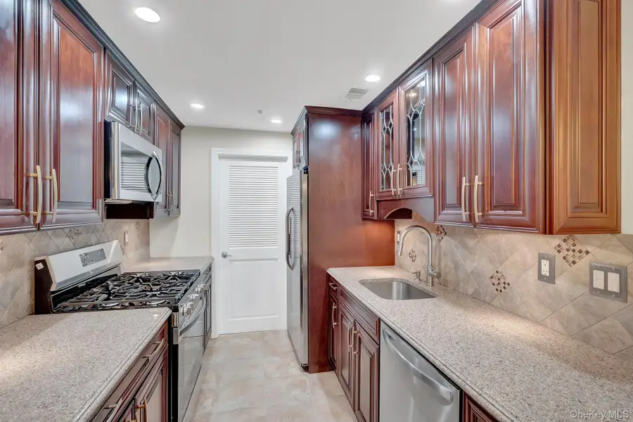 425 Clubhouse Court, Coram, NY 11727 - #3