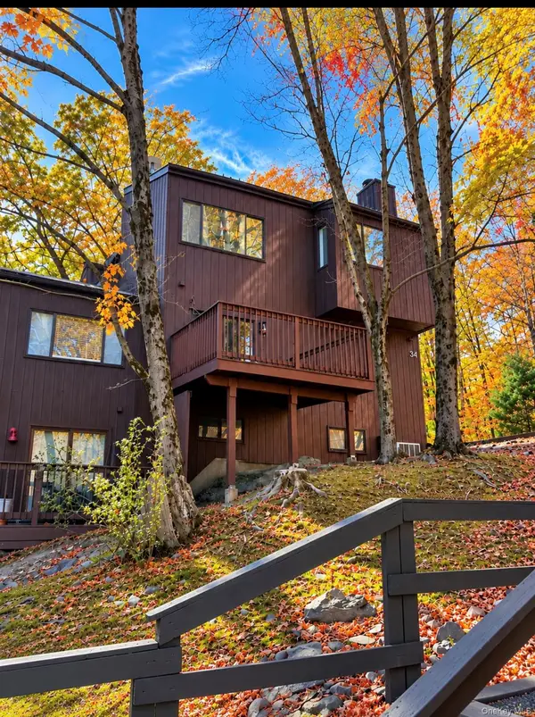 34 Redwood Drive, Woodbury, NY 10930