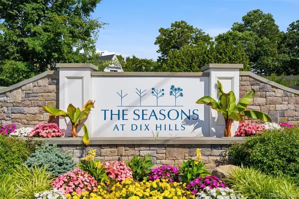 28 Seasons Way, Dix Hills, NY 11746