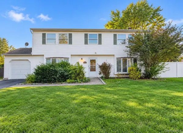 4 Rustic Ave, Medford, NY 11763