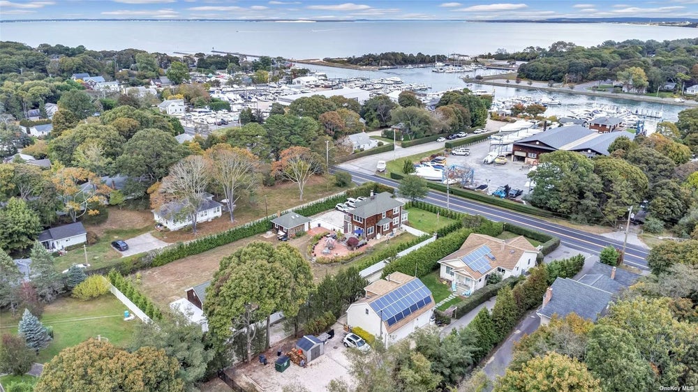 33 Newtown Road, Hampton Bays, NY 11946 BHGRE