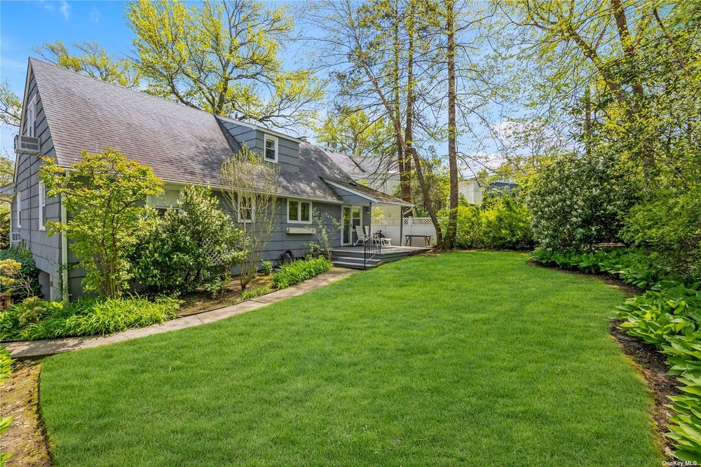 8 York Drive, Great Neck, NY 11021 BHGRE