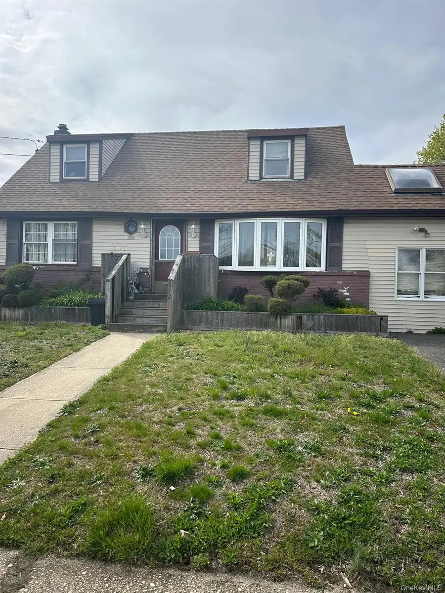 512 Leader Avenue, North Babylon, NY 11703 - Image #2