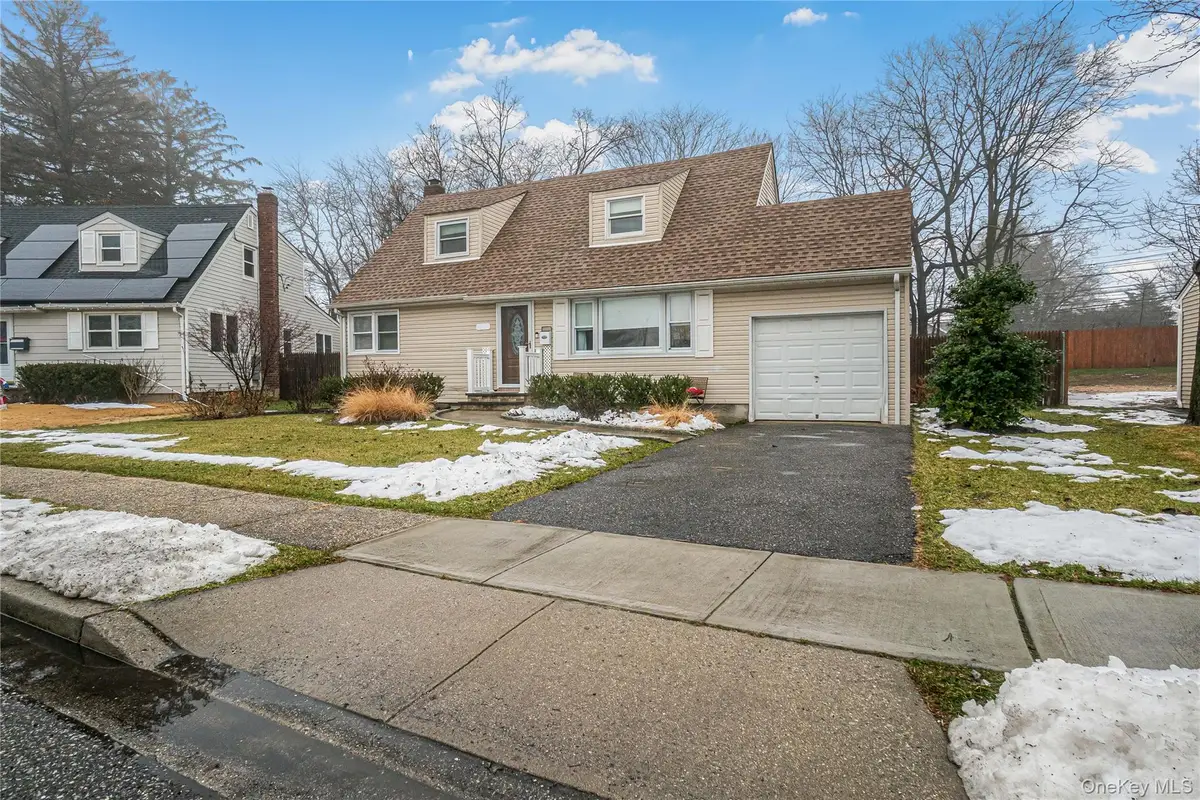 104 Radcliff Drive, East Norwich, NY 11732 - Image #1