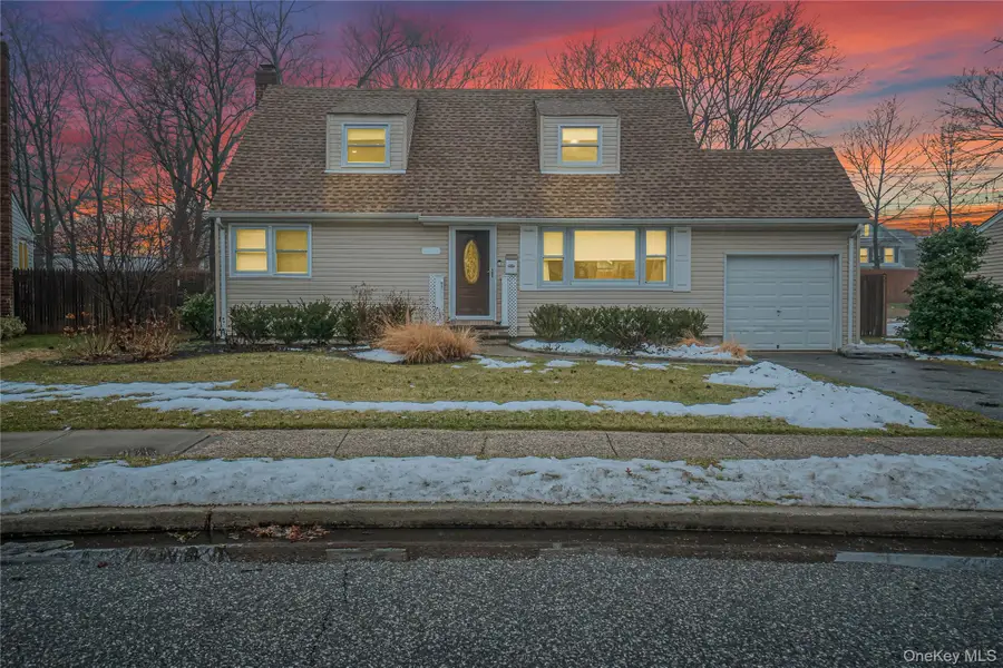 104 Radcliff Drive, East Norwich, NY 11732 - Image #2