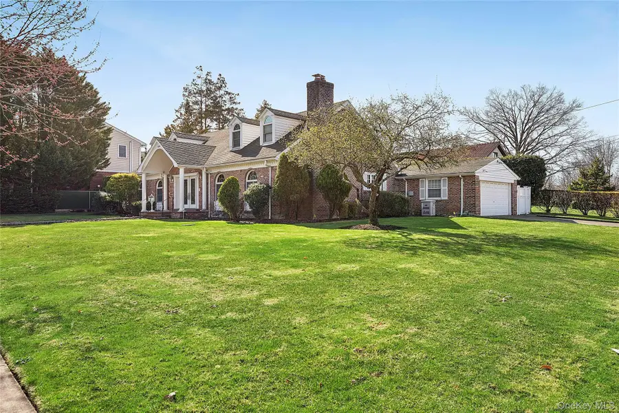 104 Grosvenor, Douglaston, NY 11363 - Image #2