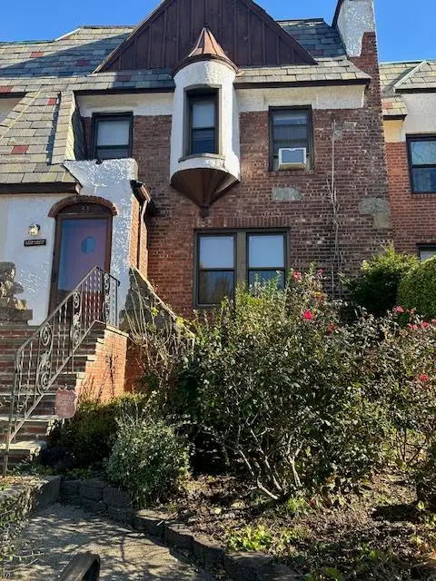 33 Dartmouth Street, Valley Stream, NY 11581