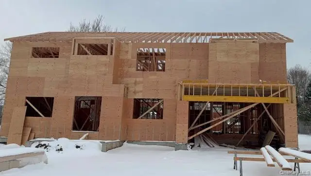 85 Roundtree Drive, Plainview, NY 11803 - Image #2