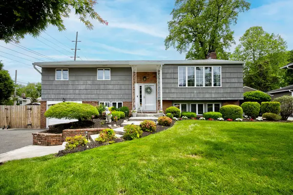 1 Glen Lane, Glenwood Landing, NY 11547