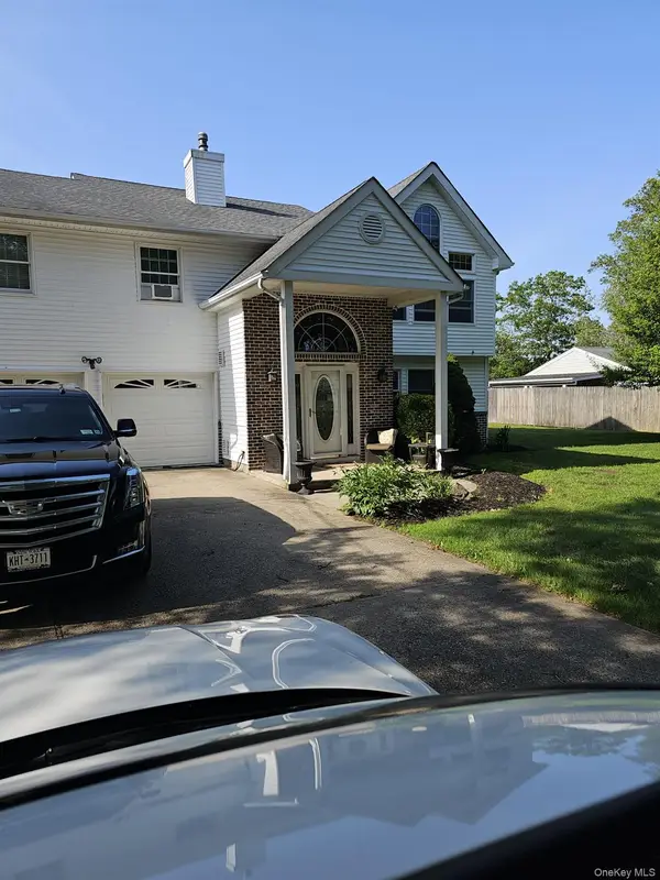 943 Macarthur Street, Bohemia, NY 11716