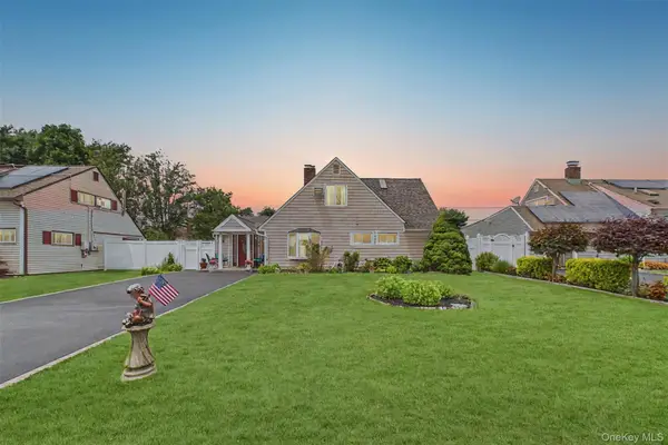 9 Pewter Lane, Hicksville, NY 11801