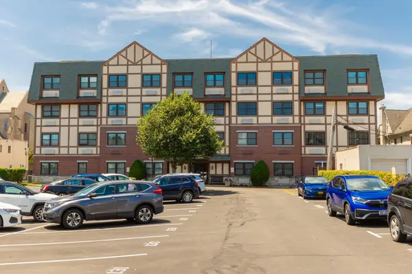 55 Clinton Avenue #403, Rockville Centre, NY 11570