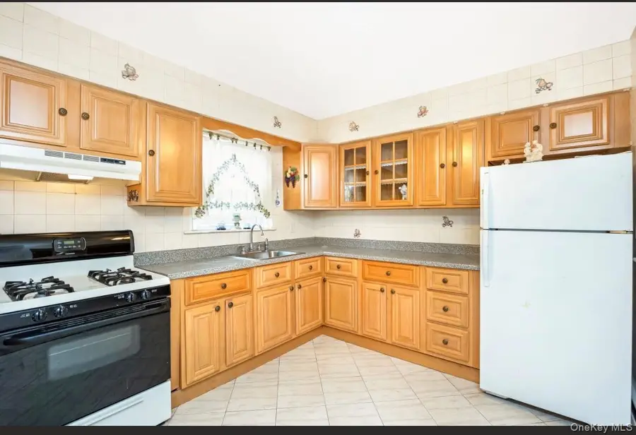 6983 Juniper Boulevard S, Middle Village, NY 11379 - Image #3