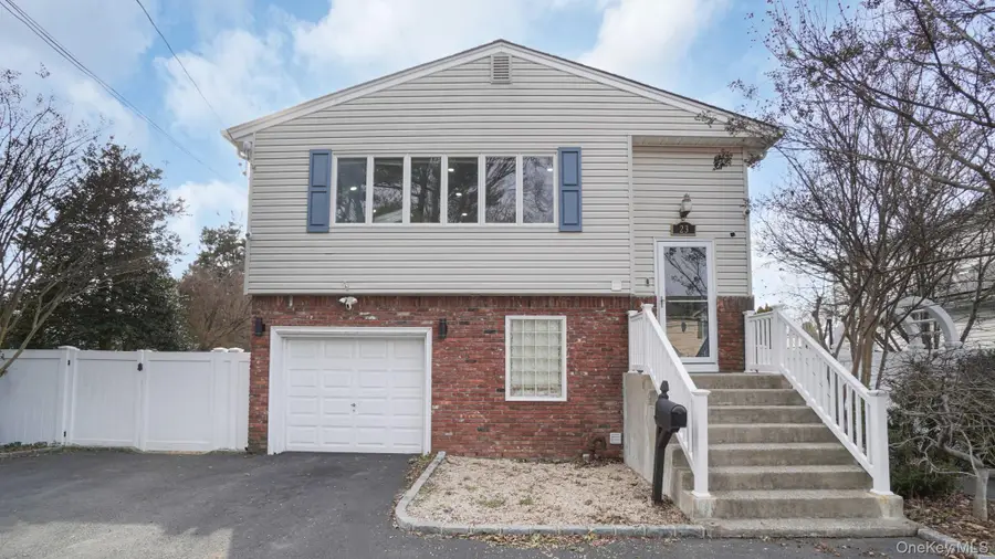 23 Madeline Lane, West Babylon, NY 11704 - Image #2