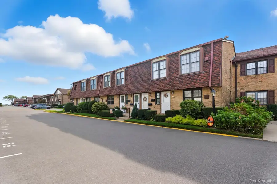 348 Mariners Way, Copiague, NY 11726 - Image #2