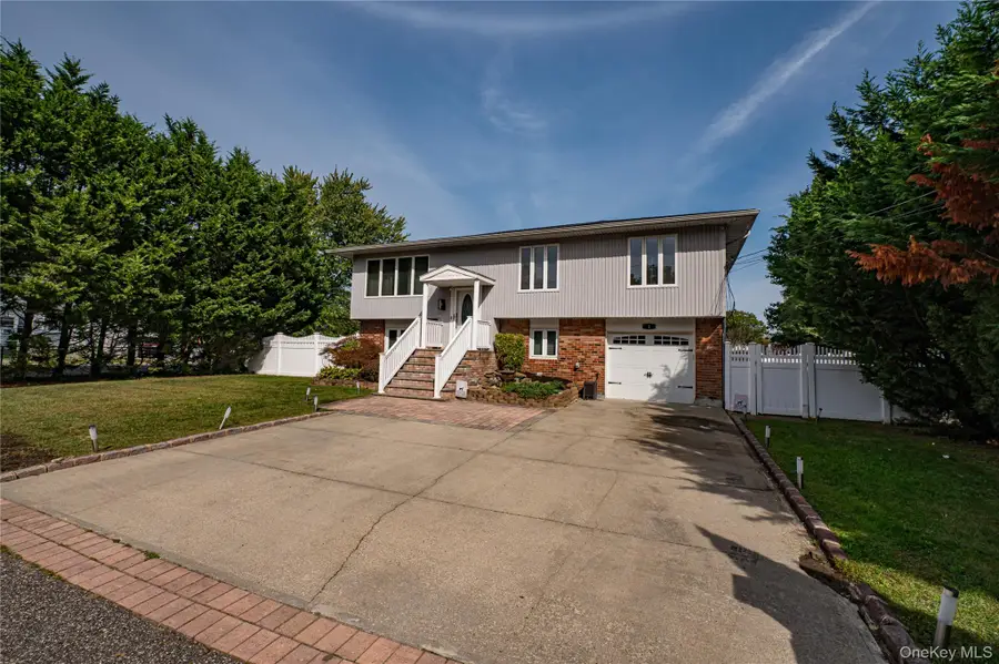 1 Buchanan Avenue, Wheatley Heights, NY 11798 - Image #3