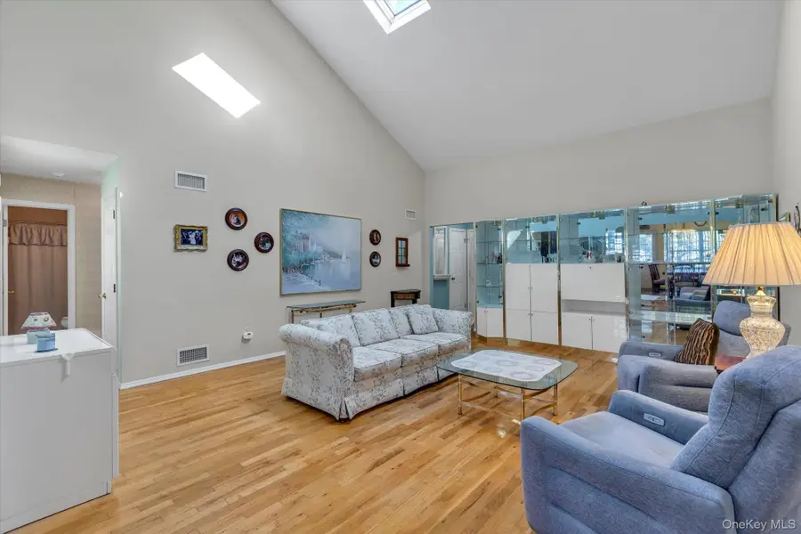 20 Primrose Lane, North Babylon, NY 11703 - Image #3