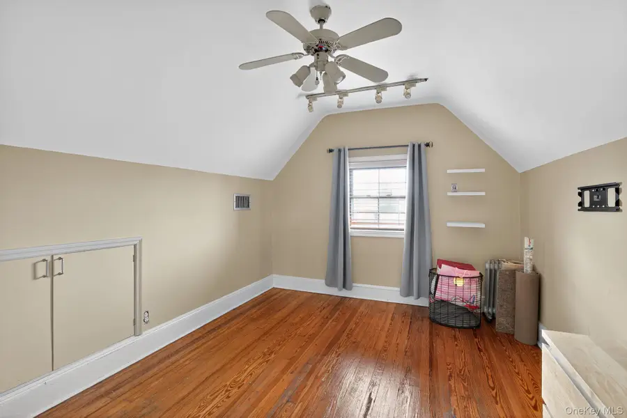 915 Malba Drive, Malba, NY 11357 - Image #2