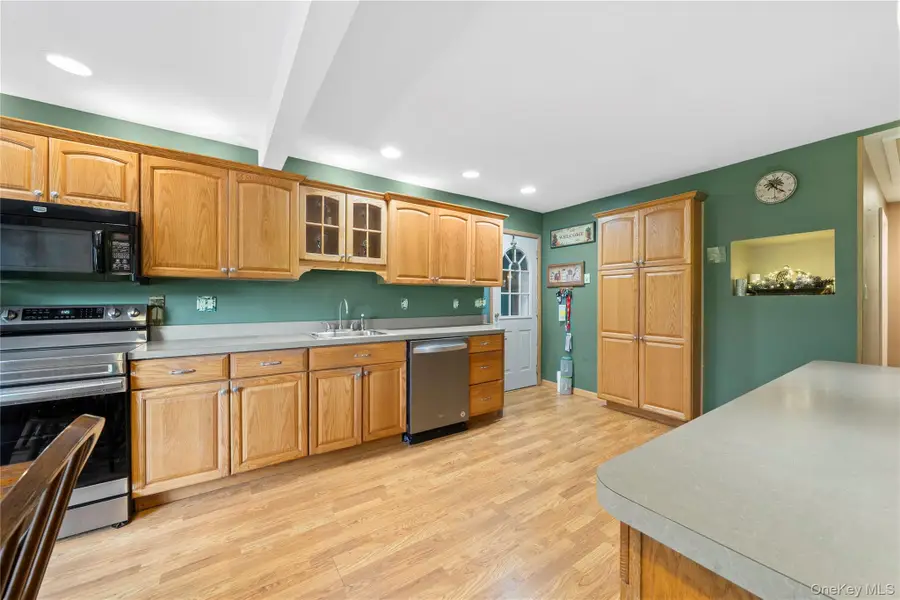 23 Oakland Avenue, Rocky Point, NY 11778 - Image #3