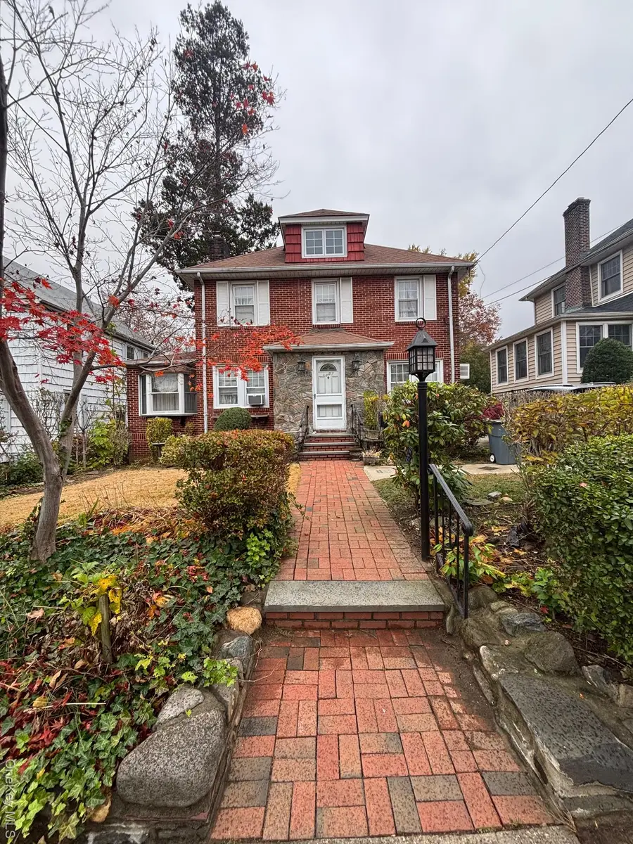 4607 Concord Avenue, Great Neck, NY 11020 - Image #2