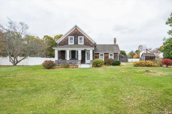 811 Locust Avenue, Bohemia, NY 11716