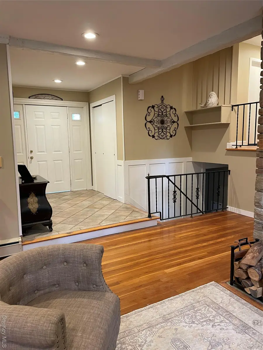 300 Washington Drive, Centerport, NY 11721 - Image #2