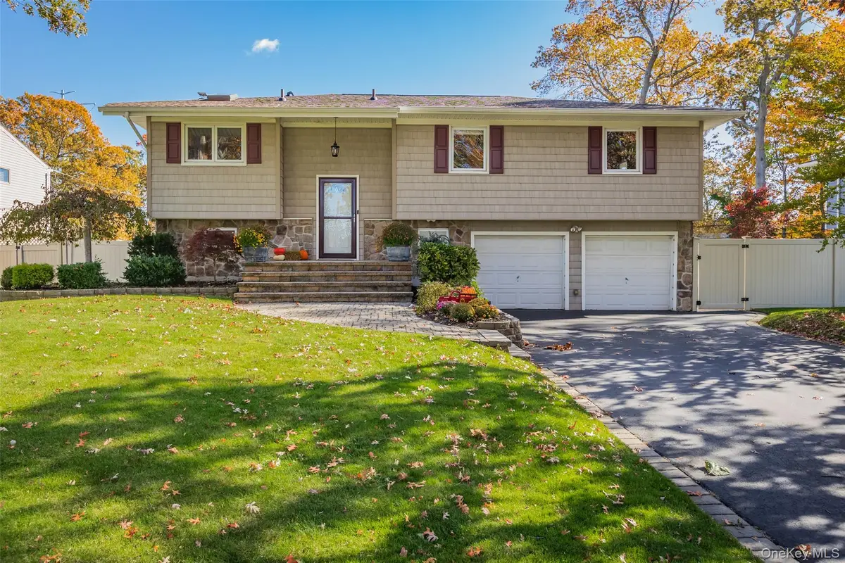 11 Mohegan Lane, Commack, NY 11725 - Image #1