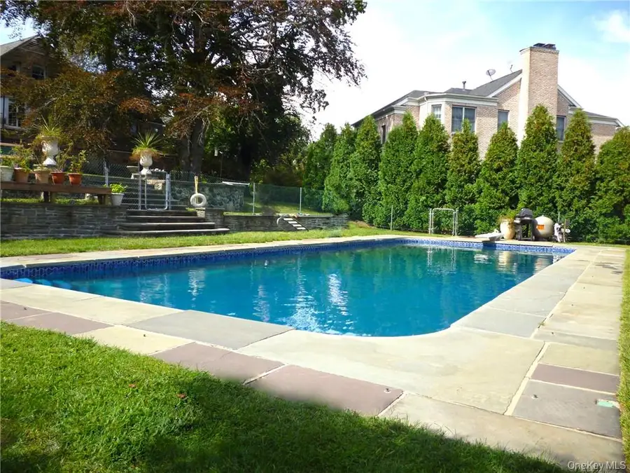 22 Castle Walk, Scarsdale, NY 10583 - Image #2