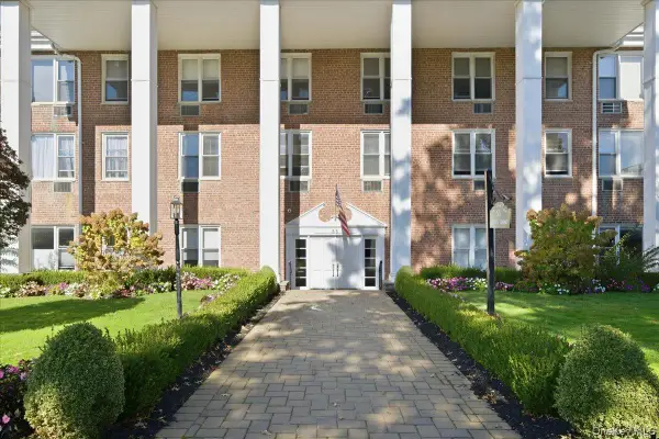 55 Lenox Road #2V, Rockville Centre, NY 11570