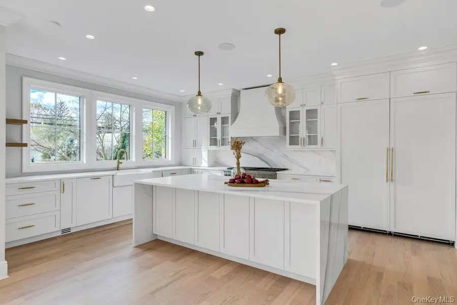 150 Milburn Lane, East Hills, NY 11577 - Image #2