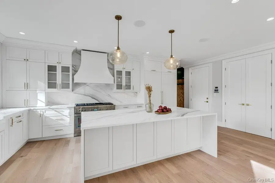 150 Milburn Lane, East Hills, NY 11577 - Image #3