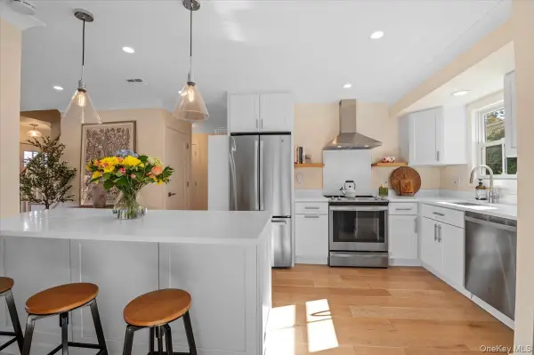 19 Sideview Drive, Oyster Bay, NY 11771