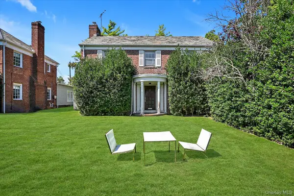 16 Beechwood Drive, Lawrence, NY 11559