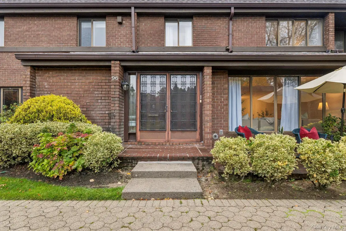 96 Acorn Ponds Drive, Roslyn, NY 11576 - Image #1