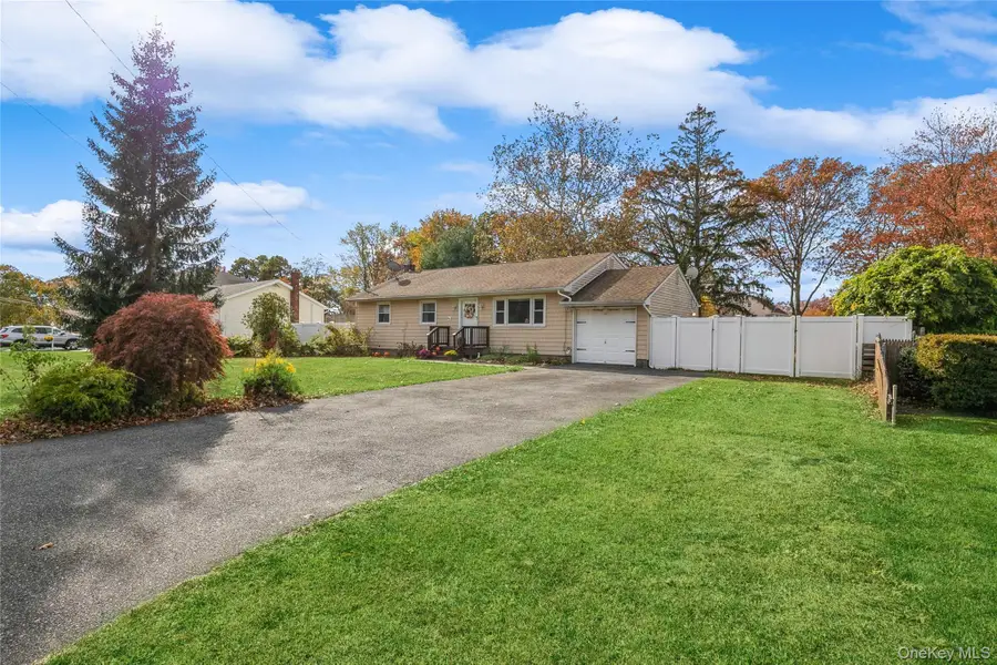 1692 Feureisen Avenue, Bohemia, NY 11716 - Image #3