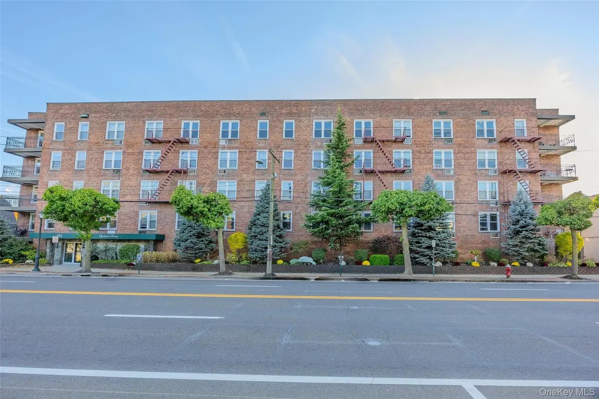 504 Merrick Road #4E, Lynbrook, NY 11563 - Image #1