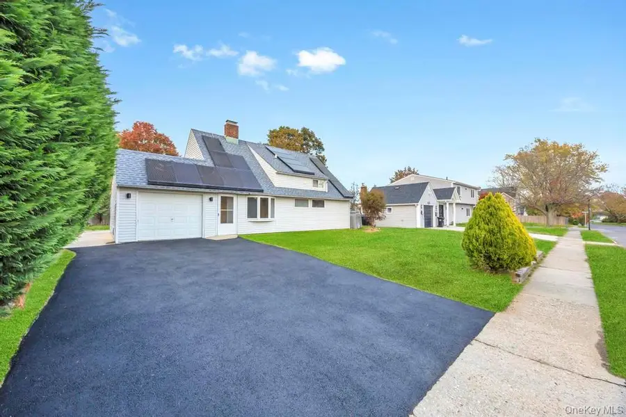 9 Redwood Lane, Levittown, NY 11756 - Image #3