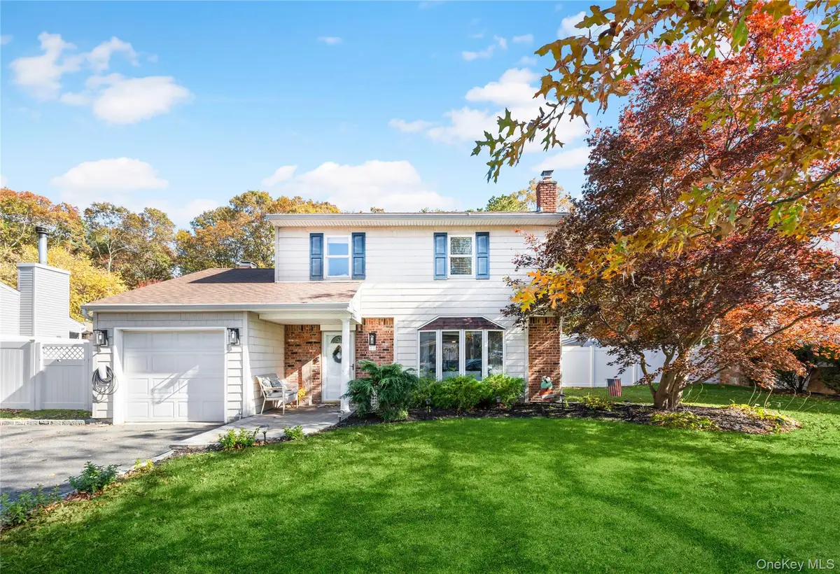 31 Fallen Leaf Road, Holbrook, NY 11741 - Image #1