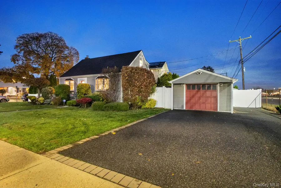 186 Robin Place, Levittown, NY 11756 - Image #2